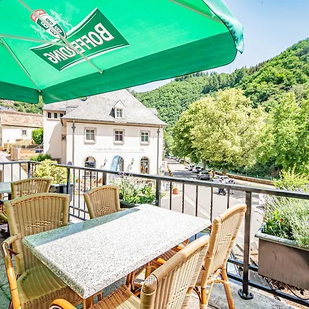 ليه بوستيلون