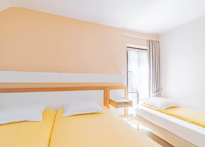 乐博斯蒂隆酒店 3*